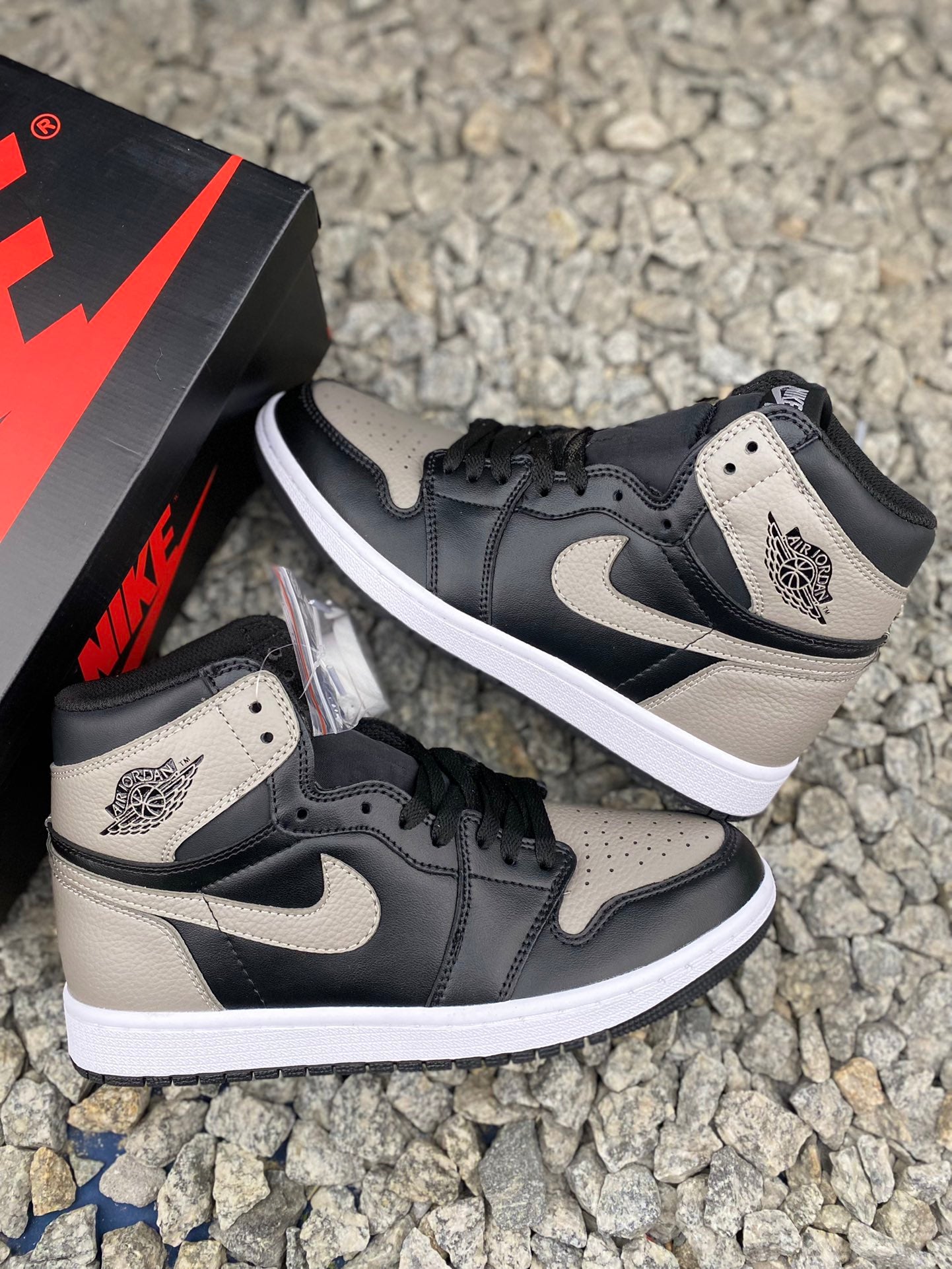 Air Jordan AJ1 Retro 影子灰全新升級網板中底原楦原紙板開發極致一眼正品既視感原廠皮料承諾百分百一致原鞋鞋面清潔度最高QC檢驗標準控制溢膠飛翼3D高頻深度立體全市場僅此一家鞋盒、防塵紙均採購來自原廠貨號：555088-013 SI6