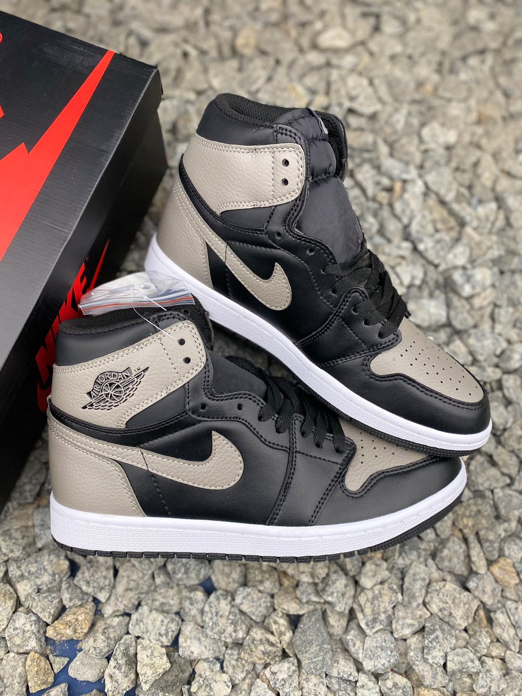 Air Jordan AJ1 Retro 影子灰全新升級網板中底原楦原紙板開發極致一眼正品既視感原廠皮料承諾百分百一致原鞋鞋面清潔度最高QC檢驗標準控制溢膠飛翼3D高頻深度立體全市場僅此一家鞋盒、防塵紙均採購來自原廠貨號：555088-013 SI6