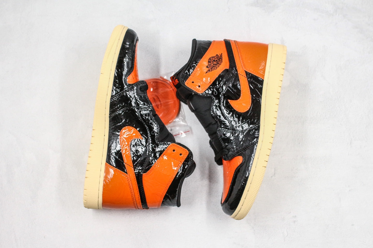 Air Jordan 1 Retro "Obsidian" 漆皮扣碎原廠皮料原楦原紙板開發#鞋面清潔度最高QC檢驗標準無溢膠#飛翼3D高頻深度立體#鞋盒、防塵紙皆購買來自原廠原盒原標絕對完美公司貨號：555088-028