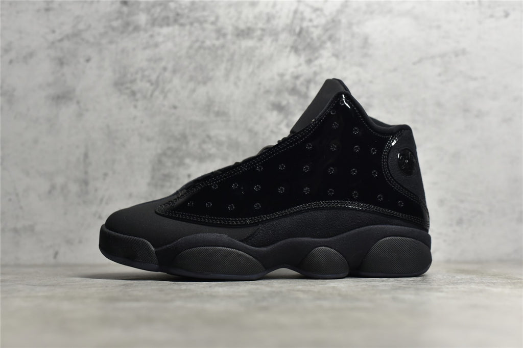 純原等級Air Jordan 13 “Cap and Gown” 黑貓漆皮喬13 高階復刻籃球鞋。鞋面運用了類似豹皮斑點的花紋，十分獨特且兼具美感，鞋身上加入了一個激光三維技術製成的仿豹眼“飛人”全息Logo，從不同角度看會散發出不同的光澤和顏色，中底採用的前後掌分離Zoom Airp配合中部碳纖維板，也擁有強大的實戰性能，而外底則是強神的認知尺寸，也擁有強大的實戰模型，而外底則是了更大膽的認知概念，而人類也強健的認知概念，而外底則是更強壯的認知尺寸。 官方貨號414571-012