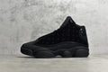 純原等級Air Jordan 13 “Cap and Gown” 黑貓漆皮喬13 高階復刻籃球鞋。鞋面運用了類似豹皮斑點的花紋，十分獨特且兼具美感，鞋身上加入了一個激光三維技術製成的仿豹眼“飛人”全息Logo，從不同角度看會散發出不同的光澤和顏色，中底採用的前後掌分離Zoom Airp配合中部碳纖維板，也擁有強大的實戰性能，而外底則是強神的認知尺寸，也擁有強大的實戰模型，而外底則是了更大膽的認知概念，而人類也強健的認知概念，而外底則是更強壯的認知尺寸。 官方貨號414571-012