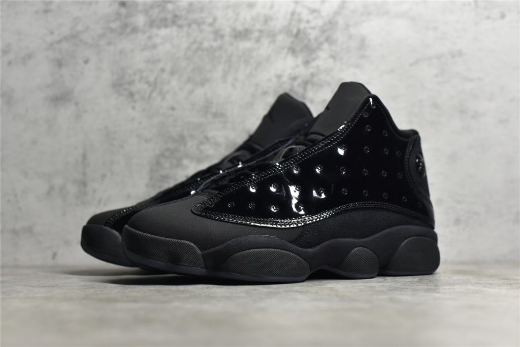 純原等級Air Jordan 13 “Cap and Gown” 黑貓漆皮喬13 高階復刻籃球鞋。鞋面運用了類似豹皮斑點的花紋，十分獨特且兼具美感，鞋身上加入了一個激光三維技術製成的仿豹眼“飛人”全息Logo，從不同角度看會散發出不同的光澤和顏色，中底採用的前後掌分離Zoom Airp配合中部碳纖維板，也擁有強大的實戰性能，而外底則是強神的認知尺寸，也擁有強大的實戰模型，而外底則是了更大膽的認知概念，而人類也強健的認知概念，而外底則是更強壯的認知尺寸。 官方貨號414571-012