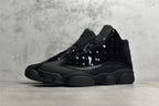 純原等級Air Jordan 13 “Cap and Gown” 黑貓漆皮喬13 高階復刻籃球鞋。鞋面運用了類似豹皮斑點的花紋，十分獨特且兼具美感，鞋身上加入了一個激光三維技術製成的仿豹眼“飛人”全息Logo，從不同角度看會散發出不同的光澤和顏色，中底採用的前後掌分離Zoom Airp配合中部碳纖維板，也擁有強大的實戰性能，而外底則是強神的認知尺寸，也擁有強大的實戰模型，而外底則是了更大膽的認知概念，而人類也強健的認知概念，而外底則是更強壯的認知尺寸。 官方貨號414571-012