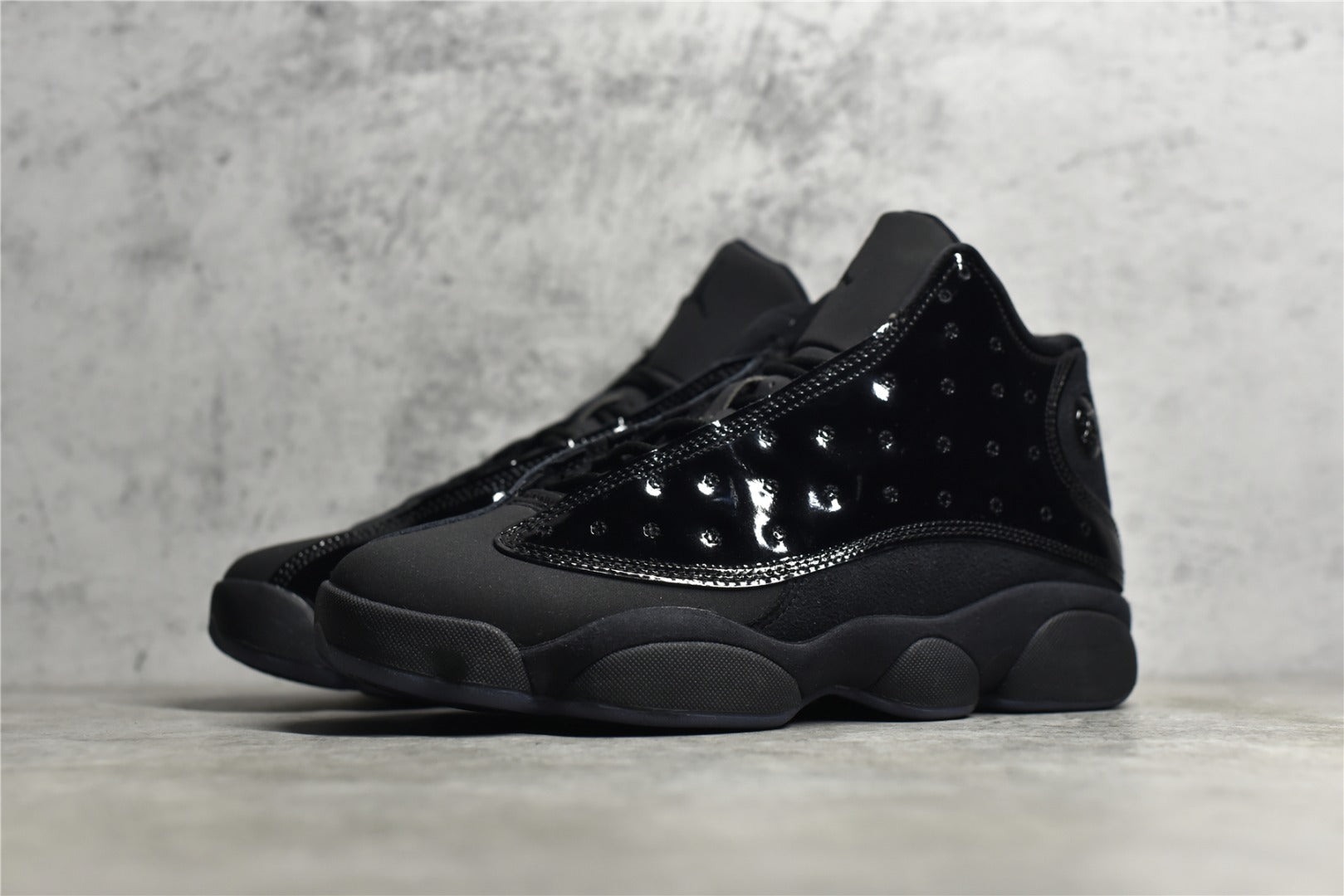 純原等級Air Jordan 13 “Cap and Gown” 黑貓漆皮喬13 高階復刻籃球鞋。鞋面運用了類似豹皮斑點的花紋，十分獨特且兼具美感，鞋身上加入了一個激光三維技術製成的仿豹眼“飛人”全息Logo，從不同角度看會散發出不同的光澤和顏色，中底採用的前後掌分離Zoom Airp配合中部碳纖維板，也擁有強大的實戰性能，而外底則是強神的認知尺寸，也擁有強大的實戰模型，而外底則是了更大膽的認知概念，而人類也強健的認知概念，而外底則是更強壯的認知尺寸。 官方貨號414571-012