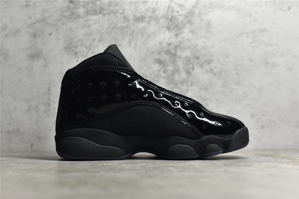 純原等級Air Jordan 13 “Cap and Gown” 黑貓漆皮喬13 高階復刻籃球鞋。鞋面運用了類似豹皮斑點的花紋，十分獨特且兼具美感，鞋身上加入了一個激光三維技術製成的仿豹眼“飛人”全息Logo，從不同角度看會散發出不同的光澤和顏色，中底採用的前後掌分離Zoom Airp配合中部碳纖維板，也擁有強大的實戰性能，而外底則是強神的認知尺寸，也擁有強大的實戰模型，而外底則是了更大膽的認知概念，而人類也強健的認知概念，而外底則是更強壯的認知尺寸。 官方貨號414571-012
