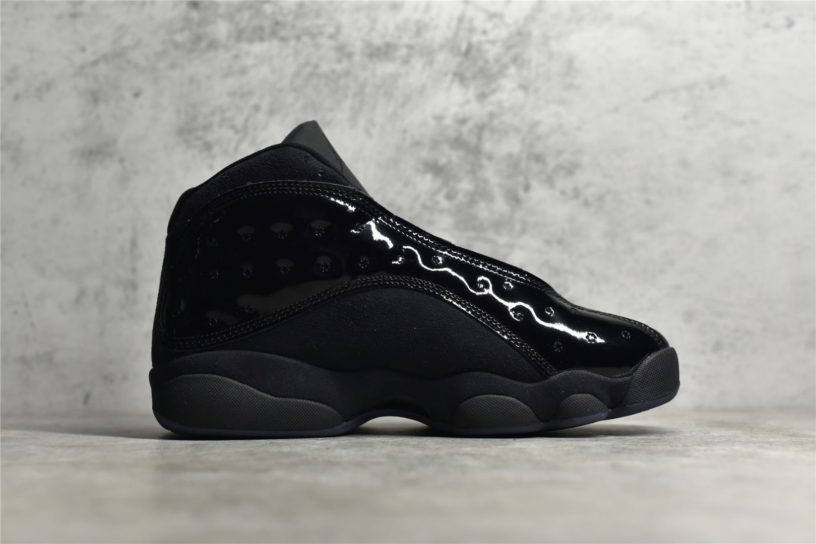 純原等級Air Jordan 13 “Cap and Gown” 黑貓漆皮喬13 高階復刻籃球鞋。鞋面運用了類似豹皮斑點的花紋，十分獨特且兼具美感，鞋身上加入了一個激光三維技術製成的仿豹眼“飛人”全息Logo，從不同角度看會散發出不同的光澤和顏色，中底採用的前後掌分離Zoom Airp配合中部碳纖維板，也擁有強大的實戰性能，而外底則是強神的認知尺寸，也擁有強大的實戰模型，而外底則是了更大膽的認知概念，而人類也強健的認知概念，而外底則是更強壯的認知尺寸。 官方貨號414571-012