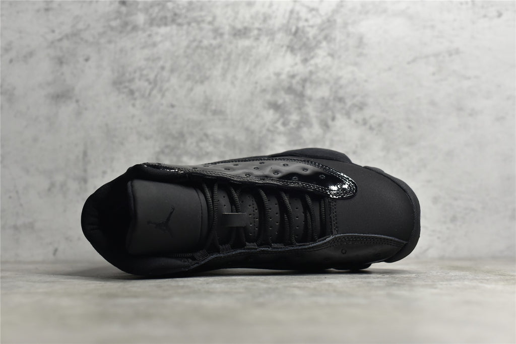純原等級Air Jordan 13 “Cap and Gown” 黑貓漆皮喬13 高階復刻籃球鞋。鞋面運用了類似豹皮斑點的花紋，十分獨特且兼具美感，鞋身上加入了一個激光三維技術製成的仿豹眼“飛人”全息Logo，從不同角度看會散發出不同的光澤和顏色，中底採用的前後掌分離Zoom Airp配合中部碳纖維板，也擁有強大的實戰性能，而外底則是強神的認知尺寸，也擁有強大的實戰模型，而外底則是了更大膽的認知概念，而人類也強健的認知概念，而外底則是更強壯的認知尺寸。 官方貨號414571-012