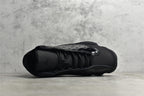 純原等級Air Jordan 13 “Cap and Gown” 黑貓漆皮喬13 高階復刻籃球鞋。鞋面運用了類似豹皮斑點的花紋，十分獨特且兼具美感，鞋身上加入了一個激光三維技術製成的仿豹眼“飛人”全息Logo，從不同角度看會散發出不同的光澤和顏色，中底採用的前後掌分離Zoom Airp配合中部碳纖維板，也擁有強大的實戰性能，而外底則是強神的認知尺寸，也擁有強大的實戰模型，而外底則是了更大膽的認知概念，而人類也強健的認知概念，而外底則是更強壯的認知尺寸。 官方貨號414571-012