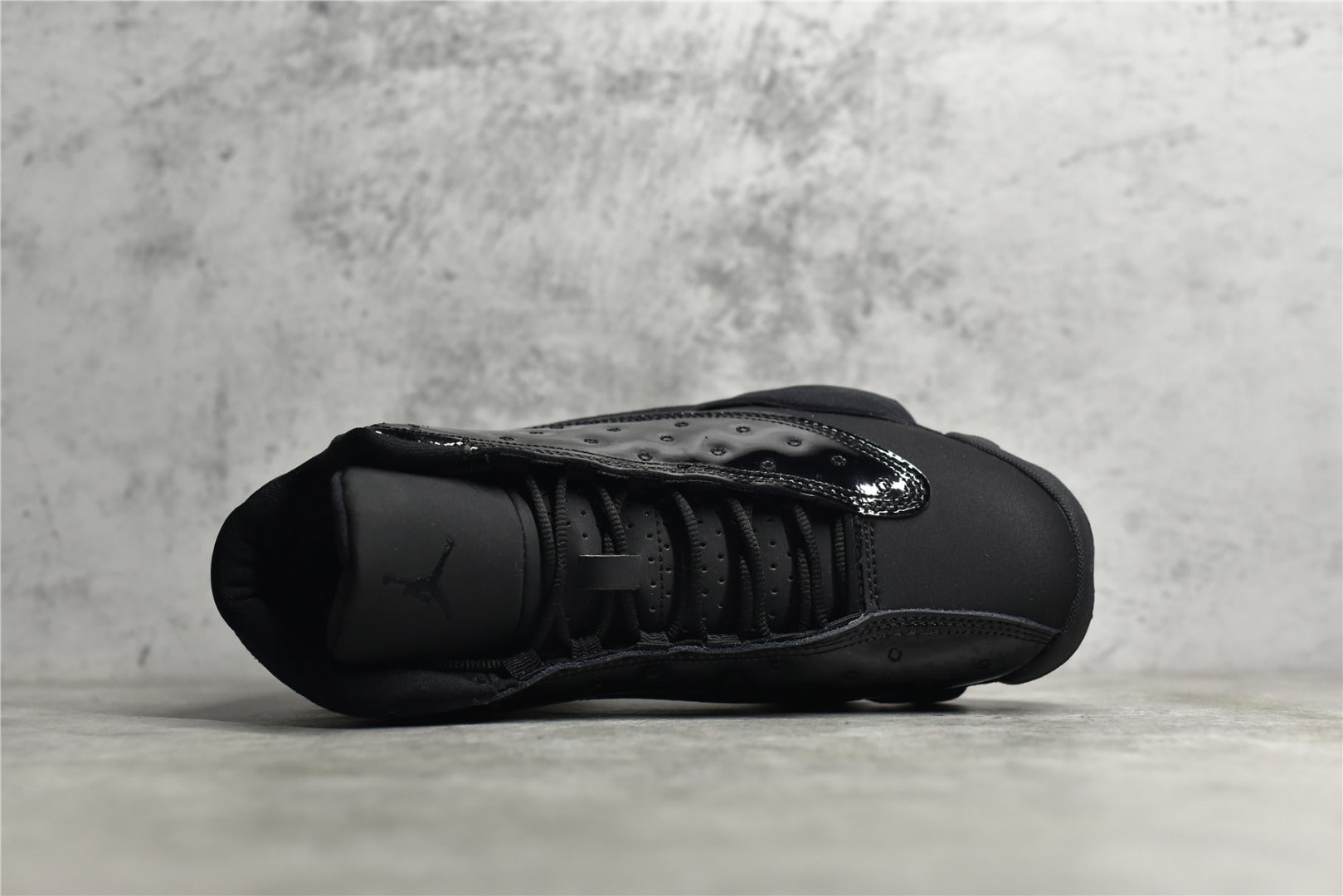 純原等級Air Jordan 13 “Cap and Gown” 黑貓漆皮喬13 高階復刻籃球鞋。鞋面運用了類似豹皮斑點的花紋，十分獨特且兼具美感，鞋身上加入了一個激光三維技術製成的仿豹眼“飛人”全息Logo，從不同角度看會散發出不同的光澤和顏色，中底採用的前後掌分離Zoom Airp配合中部碳纖維板，也擁有強大的實戰性能，而外底則是強神的認知尺寸，也擁有強大的實戰模型，而外底則是了更大膽的認知概念，而人類也強健的認知概念，而外底則是更強壯的認知尺寸。 官方貨號414571-012