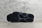 純原等級Air Jordan 13 “Cap and Gown” 黑貓漆皮喬13 高階復刻籃球鞋。鞋面運用了類似豹皮斑點的花紋，十分獨特且兼具美感，鞋身上加入了一個激光三維技術製成的仿豹眼“飛人”全息Logo，從不同角度看會散發出不同的光澤和顏色，中底採用的前後掌分離Zoom Airp配合中部碳纖維板，也擁有強大的實戰性能，而外底則是強神的認知尺寸，也擁有強大的實戰模型，而外底則是了更大膽的認知概念，而人類也強健的認知概念，而外底則是更強壯的認知尺寸。 官方貨號414571-012