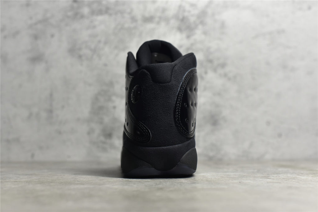 純原等級Air Jordan 13 “Cap and Gown” 黑貓漆皮喬13 高階復刻籃球鞋。鞋面運用了類似豹皮斑點的花紋，十分獨特且兼具美感，鞋身上加入了一個激光三維技術製成的仿豹眼“飛人”全息Logo，從不同角度看會散發出不同的光澤和顏色，中底採用的前後掌分離Zoom Airp配合中部碳纖維板，也擁有強大的實戰性能，而外底則是強神的認知尺寸，也擁有強大的實戰模型，而外底則是了更大膽的認知概念，而人類也強健的認知概念，而外底則是更強壯的認知尺寸。 官方貨號414571-012
