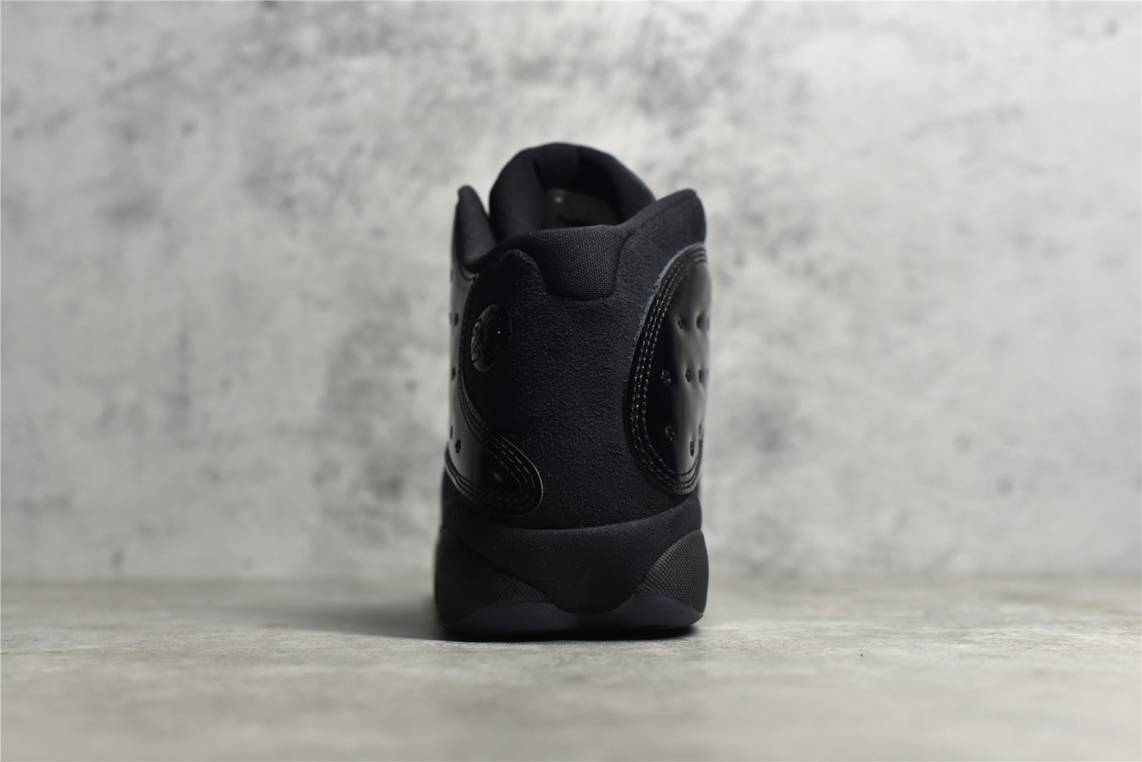 純原等級Air Jordan 13 “Cap and Gown” 黑貓漆皮喬13 高階復刻籃球鞋。鞋面運用了類似豹皮斑點的花紋，十分獨特且兼具美感，鞋身上加入了一個激光三維技術製成的仿豹眼“飛人”全息Logo，從不同角度看會散發出不同的光澤和顏色，中底採用的前後掌分離Zoom Airp配合中部碳纖維板，也擁有強大的實戰性能，而外底則是強神的認知尺寸，也擁有強大的實戰模型，而外底則是了更大膽的認知概念，而人類也強健的認知概念，而外底則是更強壯的認知尺寸。 官方貨號414571-012