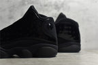純原等級Air Jordan 13 “Cap and Gown” 黑貓漆皮喬13 高階復刻籃球鞋。鞋面運用了類似豹皮斑點的花紋，十分獨特且兼具美感，鞋身上加入了一個激光三維技術製成的仿豹眼“飛人”全息Logo，從不同角度看會散發出不同的光澤和顏色，中底採用的前後掌分離Zoom Airp配合中部碳纖維板，也擁有強大的實戰性能，而外底則是強神的認知尺寸，也擁有強大的實戰模型，而外底則是了更大膽的認知概念，而人類也強健的認知概念，而外底則是更強壯的認知尺寸。 官方貨號414571-012