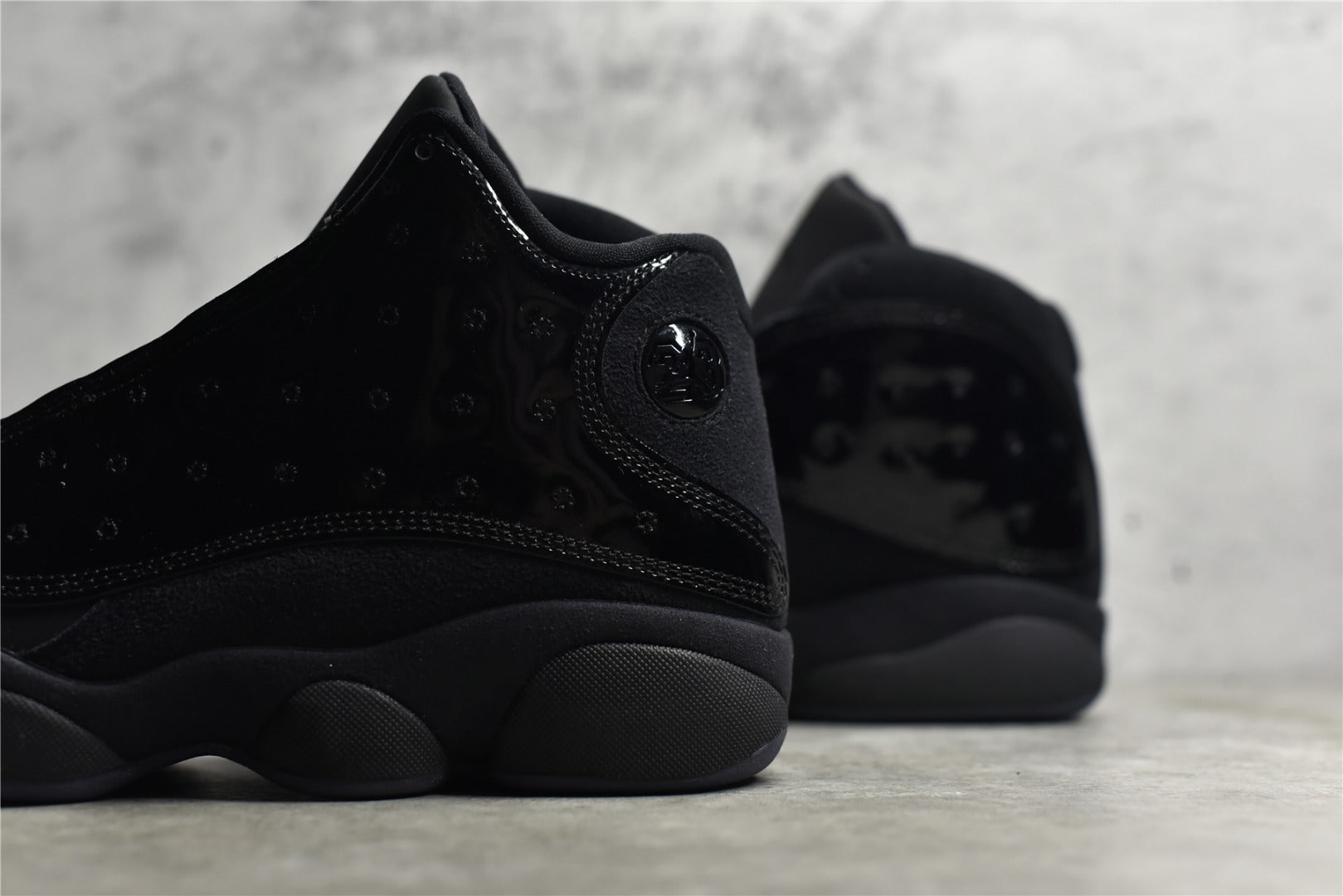 純原等級Air Jordan 13 “Cap and Gown” 黑貓漆皮喬13 高階復刻籃球鞋。鞋面運用了類似豹皮斑點的花紋，十分獨特且兼具美感，鞋身上加入了一個激光三維技術製成的仿豹眼“飛人”全息Logo，從不同角度看會散發出不同的光澤和顏色，中底採用的前後掌分離Zoom Airp配合中部碳纖維板，也擁有強大的實戰性能，而外底則是強神的認知尺寸，也擁有強大的實戰模型，而外底則是了更大膽的認知概念，而人類也強健的認知概念，而外底則是更強壯的認知尺寸。 官方貨號414571-012