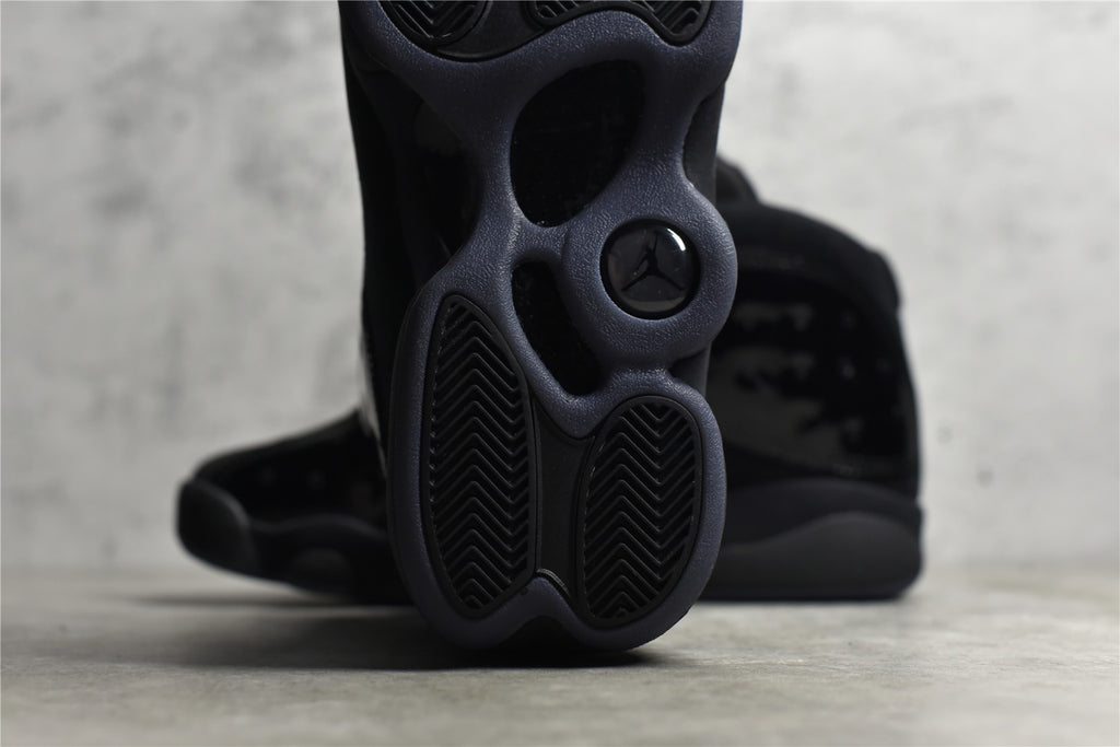 純原等級Air Jordan 13 “Cap and Gown” 黑貓漆皮喬13 高階復刻籃球鞋。鞋面運用了類似豹皮斑點的花紋，十分獨特且兼具美感，鞋身上加入了一個激光三維技術製成的仿豹眼“飛人”全息Logo，從不同角度看會散發出不同的光澤和顏色，中底採用的前後掌分離Zoom Airp配合中部碳纖維板，也擁有強大的實戰性能，而外底則是強神的認知尺寸，也擁有強大的實戰模型，而外底則是了更大膽的認知概念，而人類也強健的認知概念，而外底則是更強壯的認知尺寸。 官方貨號414571-012