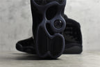 純原等級Air Jordan 13 “Cap and Gown” 黑貓漆皮喬13 高階復刻籃球鞋。鞋面運用了類似豹皮斑點的花紋，十分獨特且兼具美感，鞋身上加入了一個激光三維技術製成的仿豹眼“飛人”全息Logo，從不同角度看會散發出不同的光澤和顏色，中底採用的前後掌分離Zoom Airp配合中部碳纖維板，也擁有強大的實戰性能，而外底則是強神的認知尺寸，也擁有強大的實戰模型，而外底則是了更大膽的認知概念，而人類也強健的認知概念，而外底則是更強壯的認知尺寸。 官方貨號414571-012