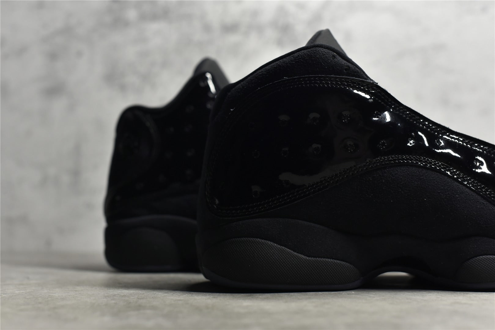 純原等級Air Jordan 13 “Cap and Gown” 黑貓漆皮喬13 高階復刻籃球鞋。鞋面運用了類似豹皮斑點的花紋，十分獨特且兼具美感，鞋身上加入了一個激光三維技術製成的仿豹眼“飛人”全息Logo，從不同角度看會散發出不同的光澤和顏色，中底採用的前後掌分離Zoom Airp配合中部碳纖維板，也擁有強大的實戰性能，而外底則是強神的認知尺寸，也擁有強大的實戰模型，而外底則是了更大膽的認知概念，而人類也強健的認知概念，而外底則是更強壯的認知尺寸。 官方貨號414571-012