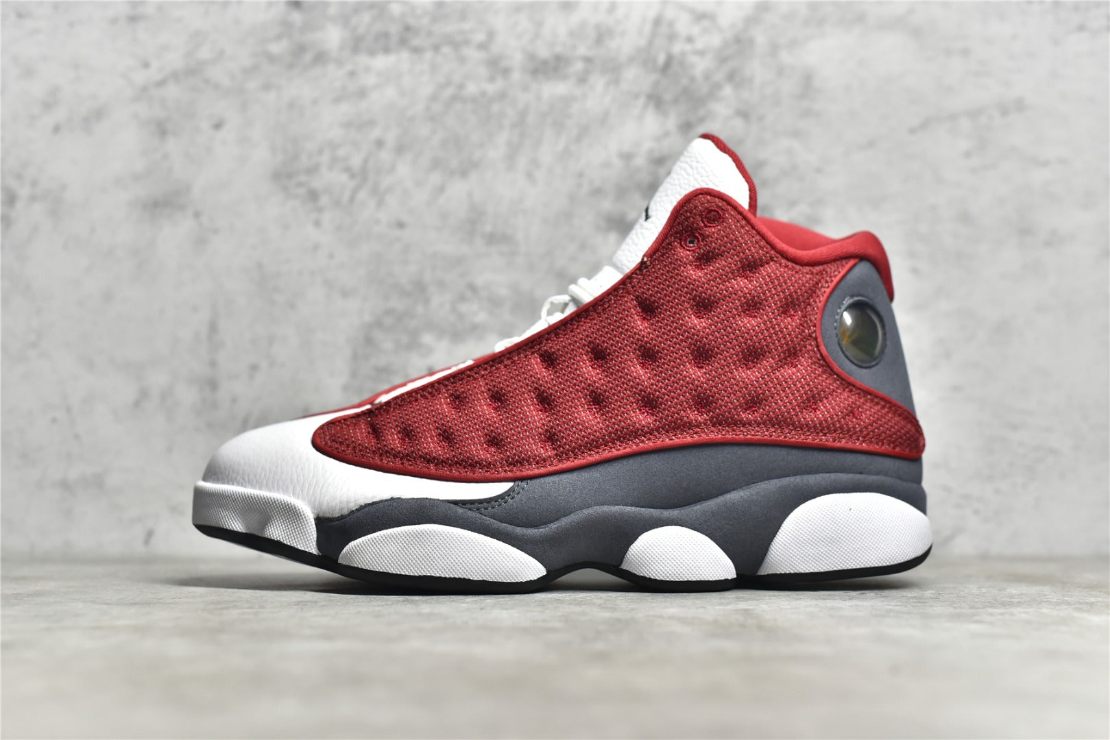 # SG獨家純原Air Jordan13 AJ13 終極版本今年以來最好沒有之一調用原廠三色貓眼透明清潔度秒殺市面其他阿三原廠織嘜皮料全部採用原廠沖裁邊緣厚度同步公司即可得知唯一含45.5碼數獨立磨俱市面真貓眼幾乎絕跡下輪補貨週期未知數45.5 46