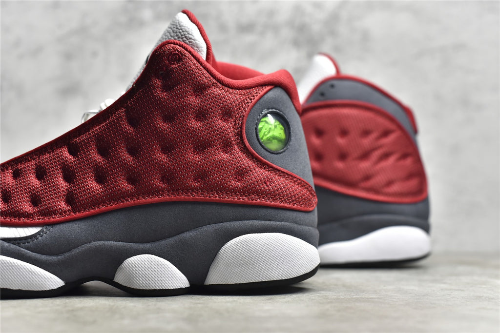 # SG獨家純原Air Jordan13 AJ13 終極版本今年以來最好沒有之一調用原廠三色貓眼透明清潔度秒殺市面其他阿三原廠織嘜皮料全部採用原廠沖裁邊緣厚度同步公司即可得知唯一含45.5碼數獨立磨俱市面真貓眼幾乎絕跡下輪補貨週期未知數45.5 46