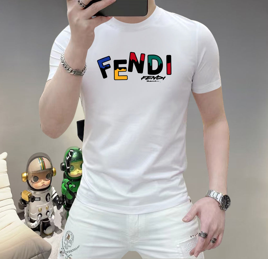 芬迪這個春天，讓肌膚感受極致的溫柔與舒適！ 👕 全新男士夏季圓領蠶絲棉短袖T卹，現已優雅登場！ 🌟 精選優質蠶絲棉，柔軟透氣，輕盈貼合，讓你在炎炎夏日也能保持清爽自在。 🌟 經典圓領設計，簡約而不簡單，無論是日常出街或休閒聚會，都能輕鬆駕馭。 🌟 多種時尚色彩選擇，滿足你對個性的追求，讓每一天都充滿新鮮感。 尺寸M-5XL