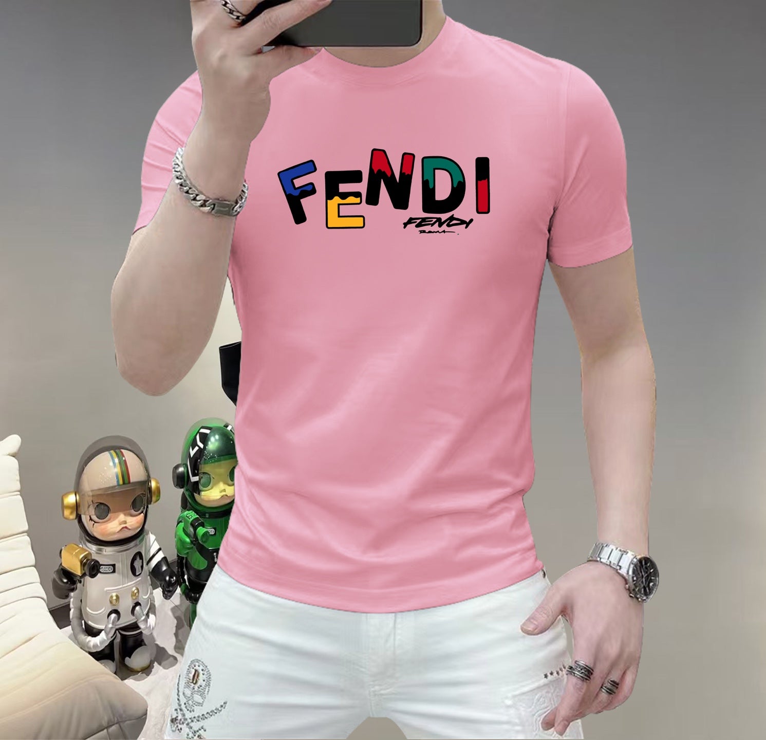 芬迪這個春天，讓肌膚感受極致的溫柔與舒適！ 👕 全新男士夏季圓領蠶絲棉短袖T卹，現已優雅登場！ 🌟 精選優質蠶絲棉，柔軟透氣，輕盈貼合，讓你在炎炎夏日也能保持清爽自在。 🌟 經典圓領設計，簡約而不簡單，無論是日常出街或休閒聚會，都能輕鬆駕馭。 🌟 多種時尚色彩選擇，滿足你對個性的追求，讓每一天都充滿新鮮感。 尺寸M-5XL
