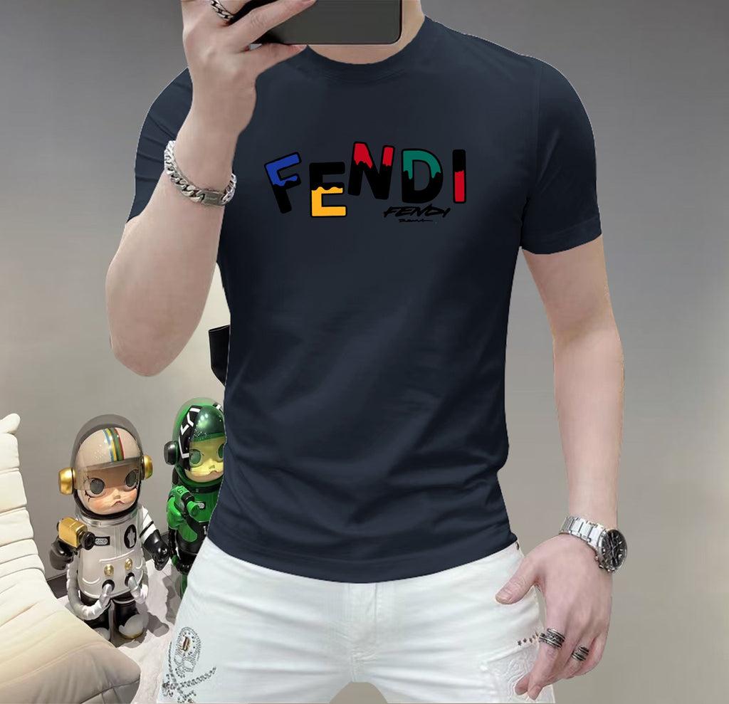 芬迪這個春天，讓肌膚感受極致的溫柔與舒適！ 👕 全新男士夏季圓領蠶絲棉短袖T卹，現已優雅登場！ 🌟 精選優質蠶絲棉，柔軟透氣，輕盈貼合，讓你在炎炎夏日也能保持清爽自在。 🌟 經典圓領設計，簡約而不簡單，無論是日常出街或休閒聚會，都能輕鬆駕馭。 🌟 多種時尚色彩選擇，滿足你對個性的追求，讓每一天都充滿新鮮感。 尺寸M-5XL