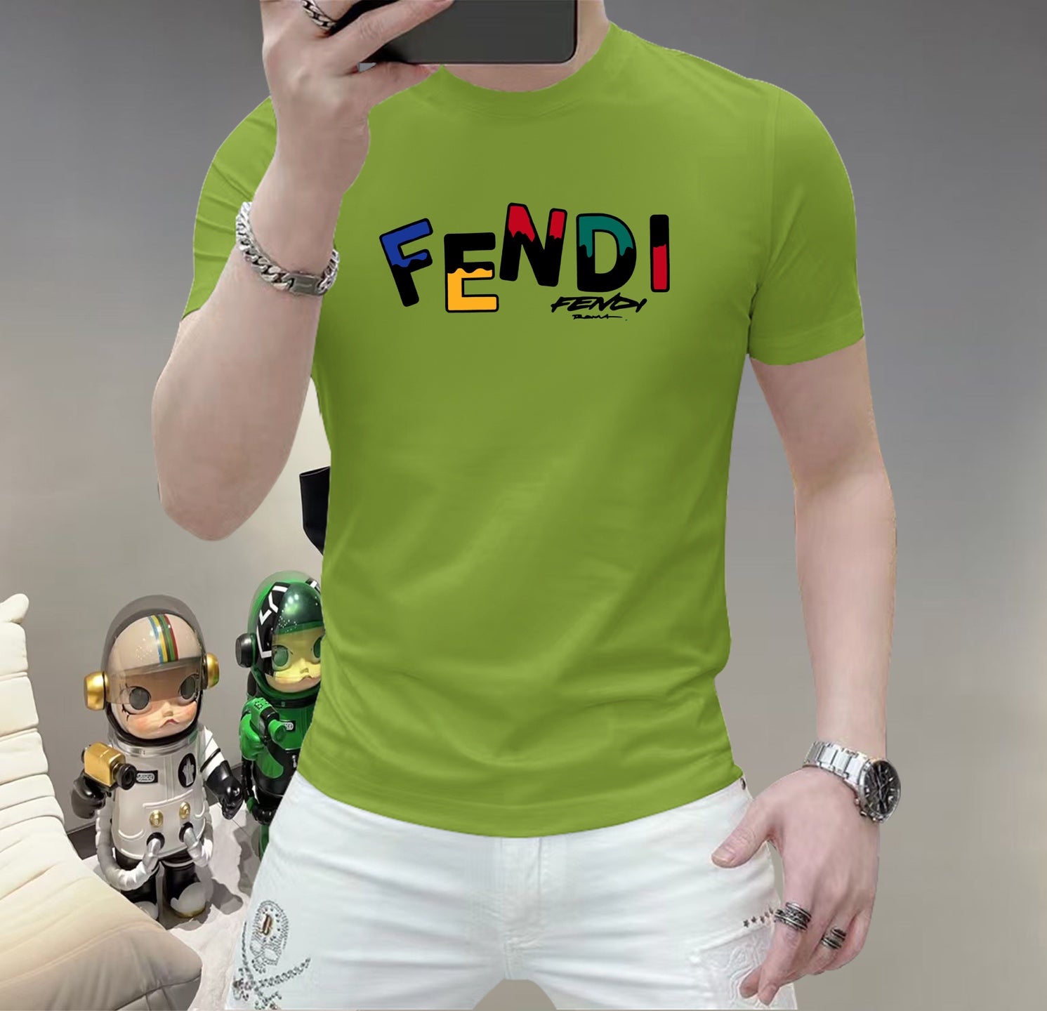 芬迪這個春天，讓肌膚感受極致的溫柔與舒適！ 👕 全新男士夏季圓領蠶絲棉短袖T卹，現已優雅登場！ 🌟 精選優質蠶絲棉，柔軟透氣，輕盈貼合，讓你在炎炎夏日也能保持清爽自在。 🌟 經典圓領設計，簡約而不簡單，無論是日常出街或休閒聚會，都能輕鬆駕馭。 🌟 多種時尚色彩選擇，滿足你對個性的追求，讓每一天都充滿新鮮感。 尺寸M-5XL