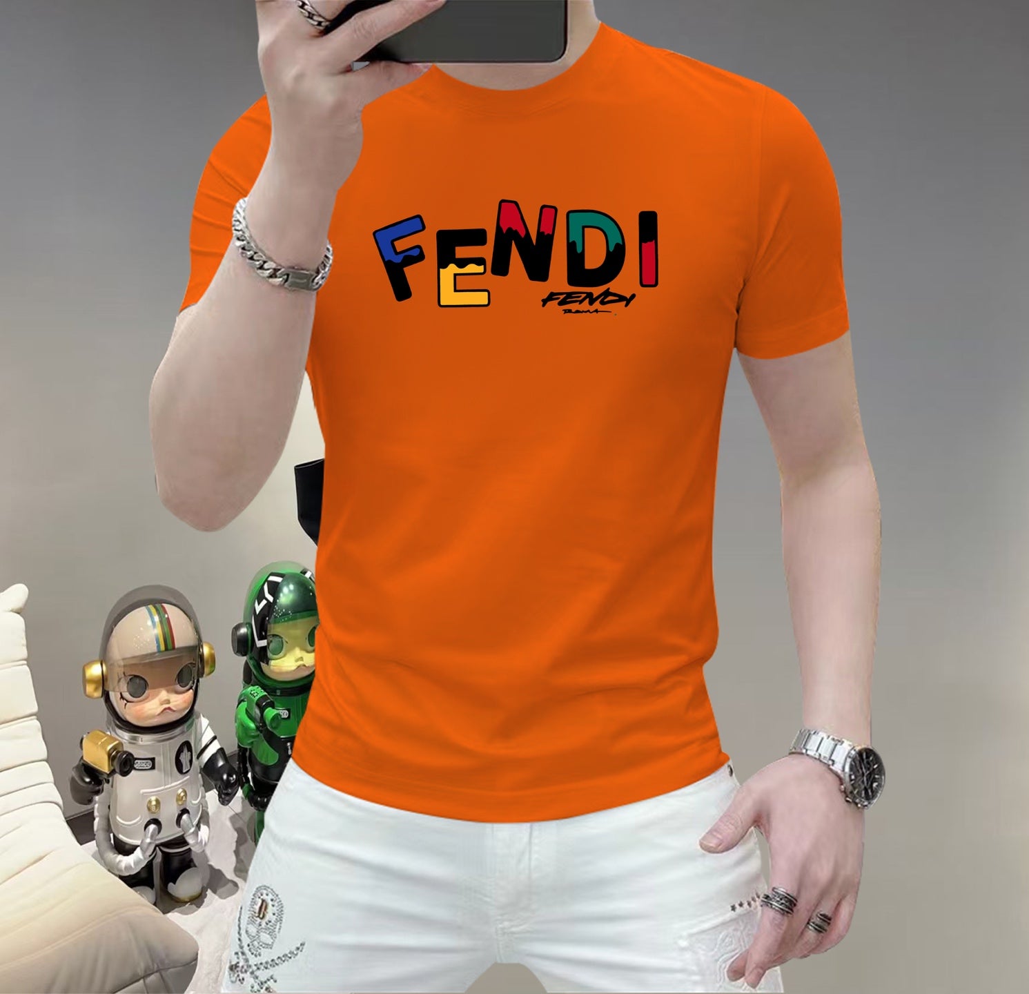芬迪這個春天，讓肌膚感受極致的溫柔與舒適！ 👕 全新男士夏季圓領蠶絲棉短袖T卹，現已優雅登場！ 🌟 精選優質蠶絲棉，柔軟透氣，輕盈貼合，讓你在炎炎夏日也能保持清爽自在。 🌟 經典圓領設計，簡約而不簡單，無論是日常出街或休閒聚會，都能輕鬆駕馭。 🌟 多種時尚色彩選擇，滿足你對個性的追求，讓每一天都充滿新鮮感。 尺寸M-5XL