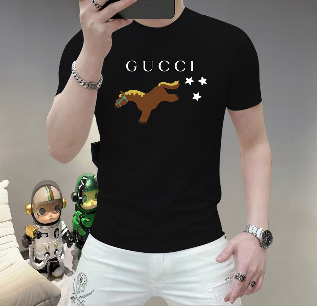 古奇這個春天，讓肌膚感受極致的溫柔與舒適！ 👕 全新男士夏季圓領蠶絲棉短袖T卹，現已優雅登場！ 🌟 精選優質蠶絲棉，柔軟透氣，輕盈貼合，讓你在炎炎夏日也能保持清爽自在。 🌟 經典圓領設計，簡約而不簡單，無論是日常出街或休閒聚會，都能輕鬆駕馭。 🌟 多種時尚色彩選擇，滿足你對個性的追求，讓每一天都充滿新鮮感。 尺寸M-5XL