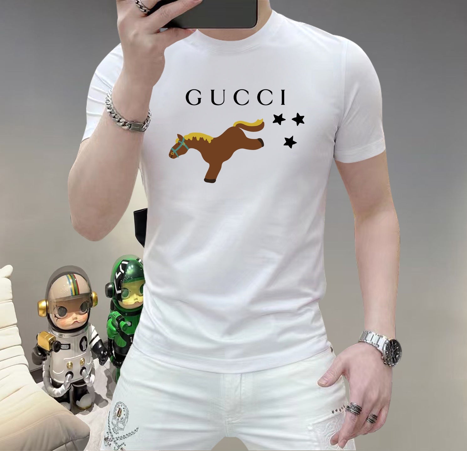 古奇這個春天，讓肌膚感受極致的溫柔與舒適！ 👕 全新男士夏季圓領蠶絲棉短袖T卹，現已優雅登場！ 🌟 精選優質蠶絲棉，柔軟透氣，輕盈貼合，讓你在炎炎夏日也能保持清爽自在。 🌟 經典圓領設計，簡約而不簡單，無論是日常出街或休閒聚會，都能輕鬆駕馭。 🌟 多種時尚色彩選擇，滿足你對個性的追求，讓每一天都充滿新鮮感。 尺寸M-5XL