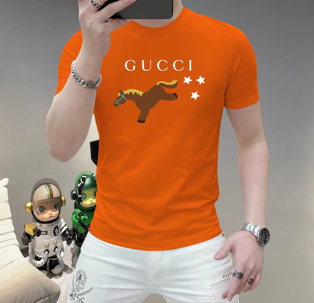古奇這個春天，讓肌膚感受極致的溫柔與舒適！ 👕 全新男士夏季圓領蠶絲棉短袖T卹，現已優雅登場！ 🌟 精選優質蠶絲棉，柔軟透氣，輕盈貼合，讓你在炎炎夏日也能保持清爽自在。 🌟 經典圓領設計，簡約而不簡單，無論是日常出街或休閒聚會，都能輕鬆駕馭。 🌟 多種時尚色彩選擇，滿足你對個性的追求，讓每一天都充滿新鮮感。 尺寸M-5XL