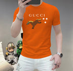 古奇這個春天，讓肌膚感受極致的溫柔與舒適！ 👕 全新男士夏季圓領蠶絲棉短袖T卹，現已優雅登場！ 🌟 精選優質蠶絲棉，柔軟透氣，輕盈貼合，讓你在炎炎夏日也能保持清爽自在。 🌟 經典圓領設計，簡約而不簡單，無論是日常出街或休閒聚會，都能輕鬆駕馭。 🌟 多種時尚色彩選擇，滿足你對個性的追求，讓每一天都充滿新鮮感。 尺寸M-5XL