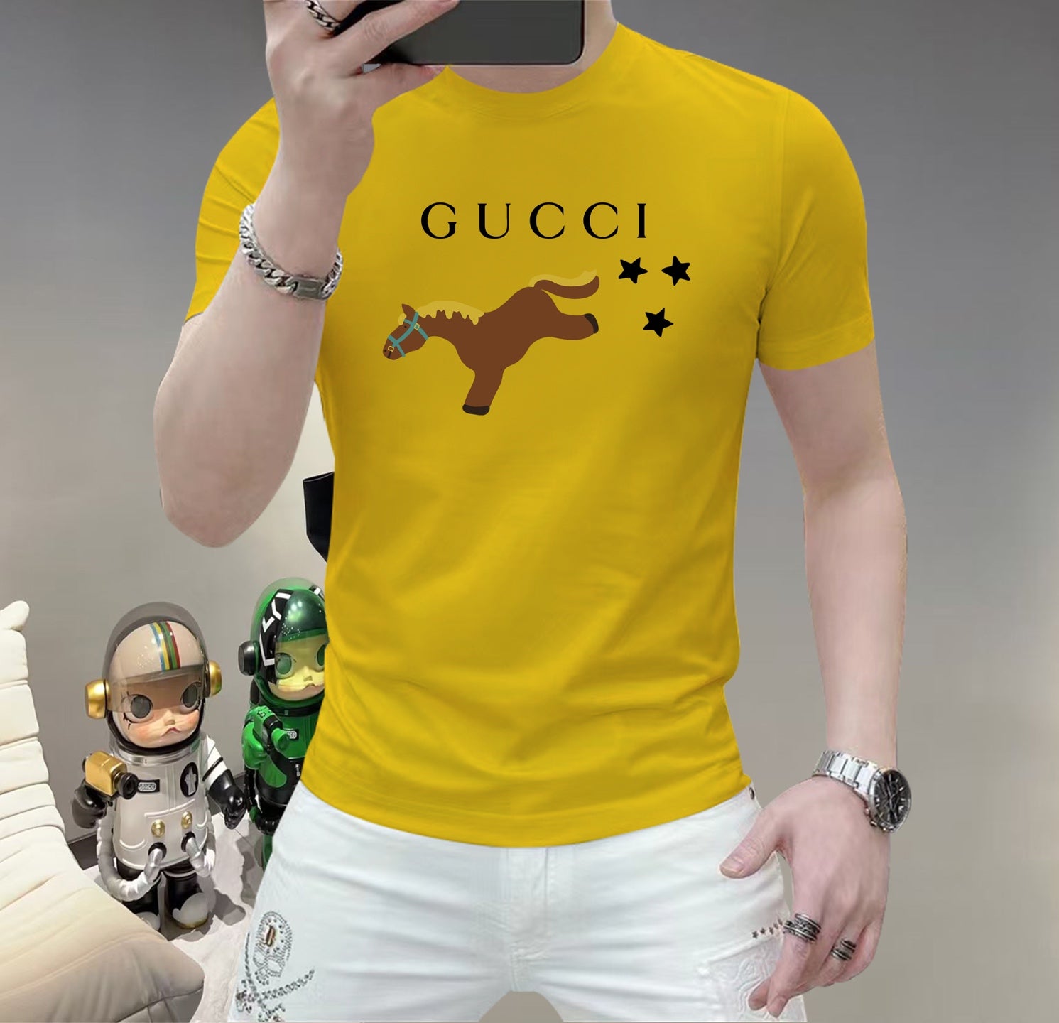 古奇這個春天，讓肌膚感受極致的溫柔與舒適！ 👕 全新男士夏季圓領蠶絲棉短袖T卹，現已優雅登場！ 🌟 精選優質蠶絲棉，柔軟透氣，輕盈貼合，讓你在炎炎夏日也能保持清爽自在。 🌟 經典圓領設計，簡約而不簡單，無論是日常出街或休閒聚會，都能輕鬆駕馭。 🌟 多種時尚色彩選擇，滿足你對個性的追求，讓每一天都充滿新鮮感。 尺寸M-5XL