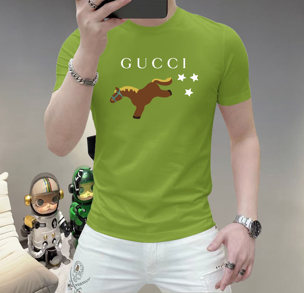 古奇這個春天，讓肌膚感受極致的溫柔與舒適！ 👕 全新男士夏季圓領蠶絲棉短袖T卹，現已優雅登場！ 🌟 精選優質蠶絲棉，柔軟透氣，輕盈貼合，讓你在炎炎夏日也能保持清爽自在。 🌟 經典圓領設計，簡約而不簡單，無論是日常出街或休閒聚會，都能輕鬆駕馭。 🌟 多種時尚色彩選擇，滿足你對個性的追求，讓每一天都充滿新鮮感。 尺寸M-5XL