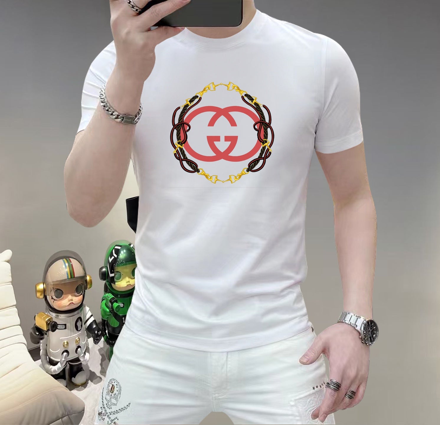 古奇這個春天，讓肌膚感受極致的溫柔與舒適！ 👕 全新男士夏季圓領蠶絲棉短袖T卹，現已優雅登場！ 🌟 精選優質蠶絲棉，柔軟透氣，輕盈貼合，讓你在炎炎夏日也能保持清爽自在。 🌟 經典圓領設計，簡約而不簡單，無論是日常出街或休閒聚會，都能輕鬆駕馭。 🌟 多種時尚色彩選擇，滿足你對個性的追求，讓每一天都充滿新鮮感。 尺寸M-5XL