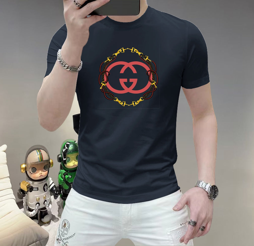 古奇這個春天，讓肌膚感受極致的溫柔與舒適！ 👕 全新男士夏季圓領蠶絲棉短袖T卹，現已優雅登場！ 🌟 精選優質蠶絲棉，柔軟透氣，輕盈貼合，讓你在炎炎夏日也能保持清爽自在。 🌟 經典圓領設計，簡約而不簡單，無論是日常出街或休閒聚會，都能輕鬆駕馭。 🌟 多種時尚色彩選擇，滿足你對個性的追求，讓每一天都充滿新鮮感。 尺寸M-5XL