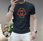 古奇這個春天，讓肌膚感受極致的溫柔與舒適！ 👕 全新男士夏季圓領蠶絲棉短袖T卹，現已優雅登場！ 🌟 精選優質蠶絲棉，柔軟透氣，輕盈貼合，讓你在炎炎夏日也能保持清爽自在。 🌟 經典圓領設計，簡約而不簡單，無論是日常出街或休閒聚會，都能輕鬆駕馭。 🌟 多種時尚色彩選擇，滿足你對個性的追求，讓每一天都充滿新鮮感。 尺寸M-5XL