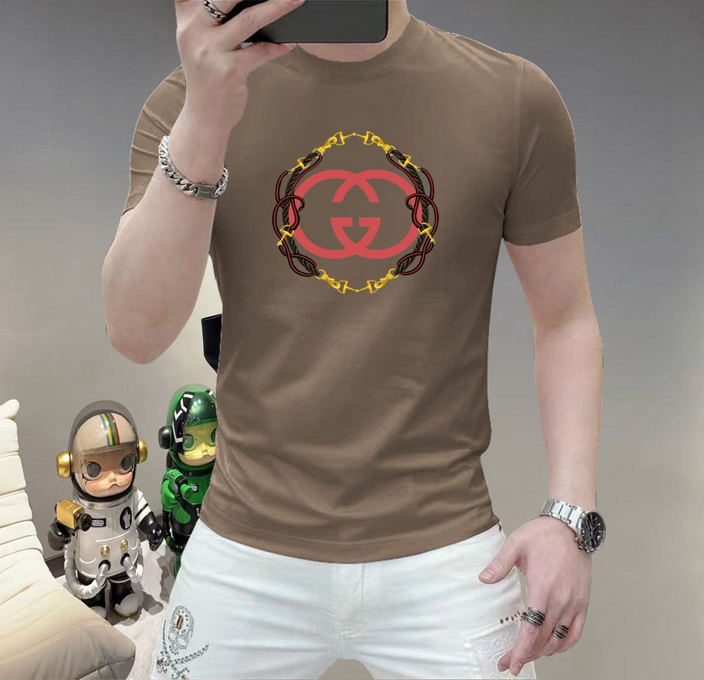 古奇這個春天，讓肌膚感受極致的溫柔與舒適！ 👕 全新男士夏季圓領蠶絲棉短袖T卹，現已優雅登場！ 🌟 精選優質蠶絲棉，柔軟透氣，輕盈貼合，讓你在炎炎夏日也能保持清爽自在。 🌟 經典圓領設計，簡約而不簡單，無論是日常出街或休閒聚會，都能輕鬆駕馭。 🌟 多種時尚色彩選擇，滿足你對個性的追求，讓每一天都充滿新鮮感。 尺寸M-5XL