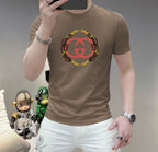 古奇這個春天，讓肌膚感受極致的溫柔與舒適！ 👕 全新男士夏季圓領蠶絲棉短袖T卹，現已優雅登場！ 🌟 精選優質蠶絲棉，柔軟透氣，輕盈貼合，讓你在炎炎夏日也能保持清爽自在。 🌟 經典圓領設計，簡約而不簡單，無論是日常出街或休閒聚會，都能輕鬆駕馭。 🌟 多種時尚色彩選擇，滿足你對個性的追求，讓每一天都充滿新鮮感。 尺寸M-5XL