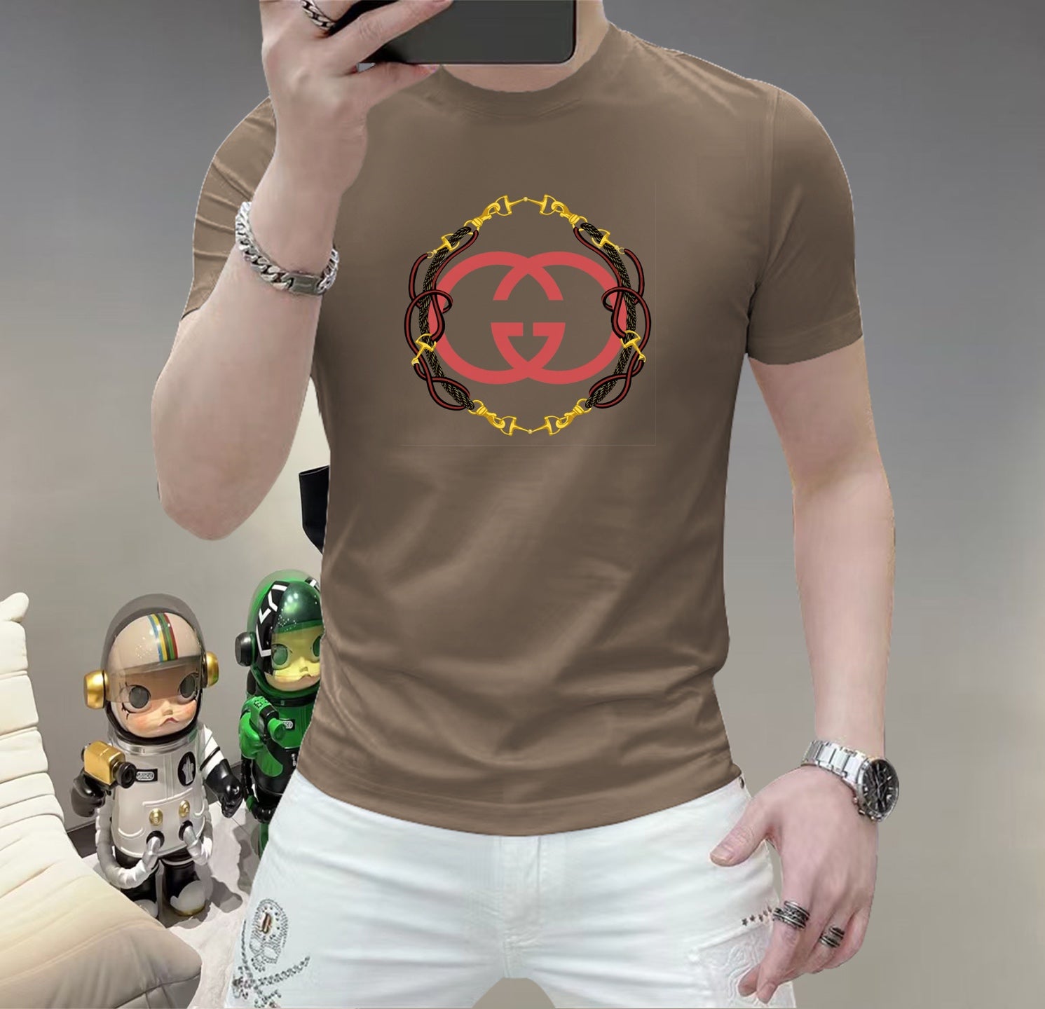 古奇這個春天，讓肌膚感受極致的溫柔與舒適！ 👕 全新男士夏季圓領蠶絲棉短袖T卹，現已優雅登場！ 🌟 精選優質蠶絲棉，柔軟透氣，輕盈貼合，讓你在炎炎夏日也能保持清爽自在。 🌟 經典圓領設計，簡約而不簡單，無論是日常出街或休閒聚會，都能輕鬆駕馭。 🌟 多種時尚色彩選擇，滿足你對個性的追求，讓每一天都充滿新鮮感。 尺寸M-5XL