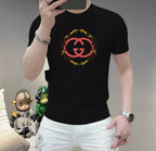 古奇這個春天，讓肌膚感受極致的溫柔與舒適！ 👕 全新男士夏季圓領蠶絲棉短袖T卹，現已優雅登場！ 🌟 精選優質蠶絲棉，柔軟透氣，輕盈貼合，讓你在炎炎夏日也能保持清爽自在。 🌟 經典圓領設計，簡約而不簡單，無論是日常出街或休閒聚會，都能輕鬆駕馭。 🌟 多種時尚色彩選擇，滿足你對個性的追求，讓每一天都充滿新鮮感。 尺寸M-5XL