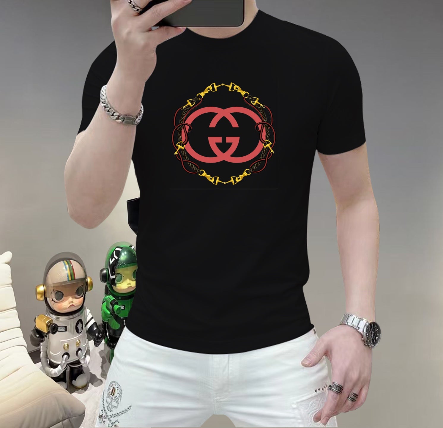 古奇這個春天，讓肌膚感受極致的溫柔與舒適！ 👕 全新男士夏季圓領蠶絲棉短袖T卹，現已優雅登場！ 🌟 精選優質蠶絲棉，柔軟透氣，輕盈貼合，讓你在炎炎夏日也能保持清爽自在。 🌟 經典圓領設計，簡約而不簡單，無論是日常出街或休閒聚會，都能輕鬆駕馭。 🌟 多種時尚色彩選擇，滿足你對個性的追求，讓每一天都充滿新鮮感。 尺寸M-5XL