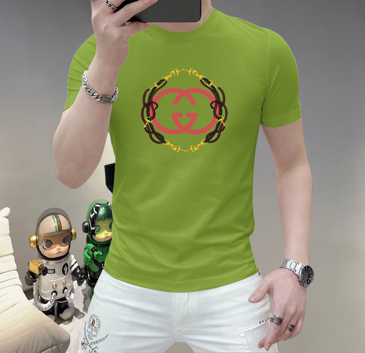 古奇這個春天，讓肌膚感受極致的溫柔與舒適！ 👕 全新男士夏季圓領蠶絲棉短袖T卹，現已優雅登場！ 🌟 精選優質蠶絲棉，柔軟透氣，輕盈貼合，讓你在炎炎夏日也能保持清爽自在。 🌟 經典圓領設計，簡約而不簡單，無論是日常出街或休閒聚會，都能輕鬆駕馭。 🌟 多種時尚色彩選擇，滿足你對個性的追求，讓每一天都充滿新鮮感。 尺寸M-5XL