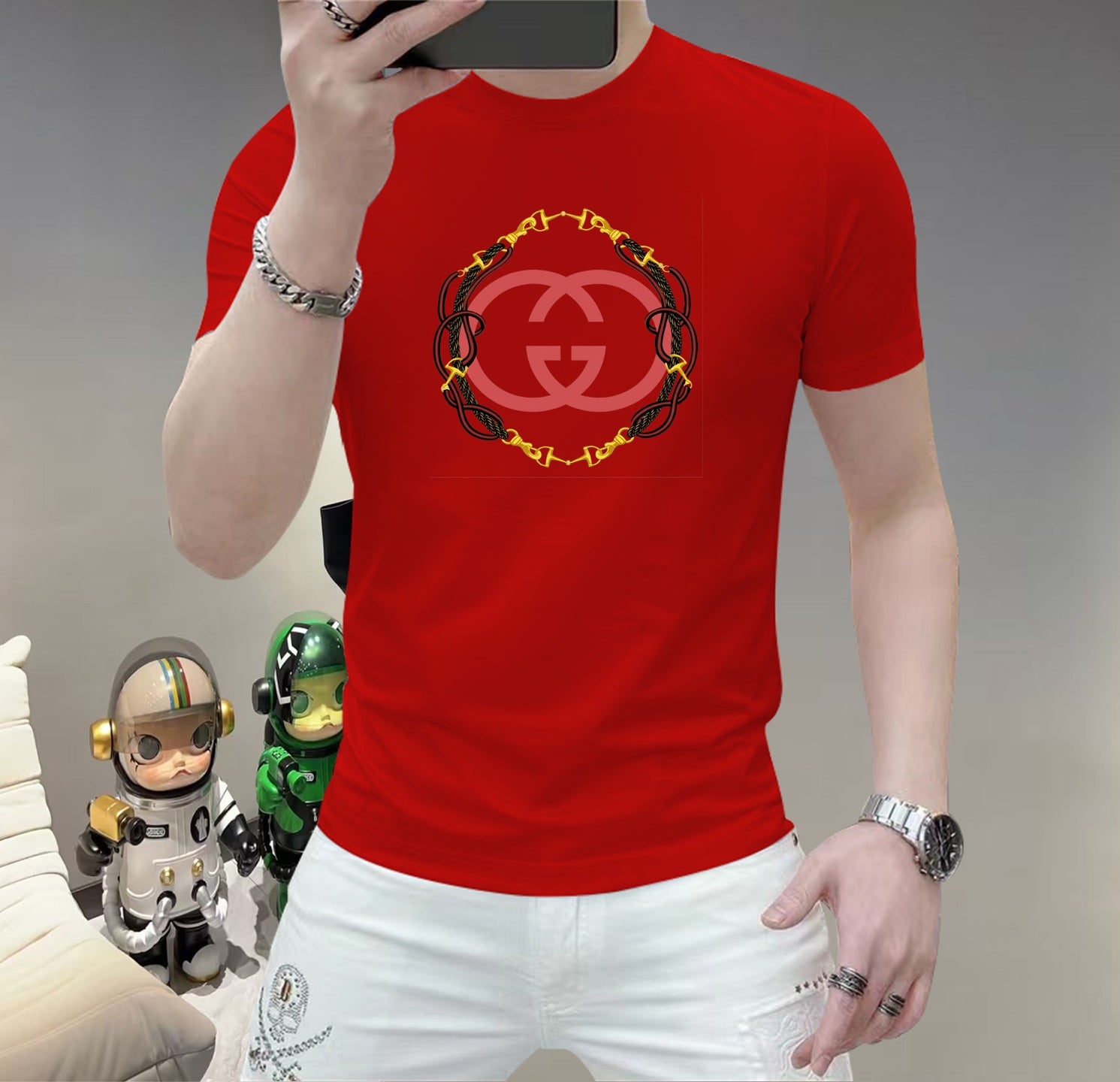 古奇這個春天，讓肌膚感受極致的溫柔與舒適！ 👕 全新男士夏季圓領蠶絲棉短袖T卹，現已優雅登場！ 🌟 精選優質蠶絲棉，柔軟透氣，輕盈貼合，讓你在炎炎夏日也能保持清爽自在。 🌟 經典圓領設計，簡約而不簡單，無論是日常出街或休閒聚會，都能輕鬆駕馭。 🌟 多種時尚色彩選擇，滿足你對個性的追求，讓每一天都充滿新鮮感。 尺寸M-5XL