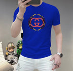 古奇這個春天，讓肌膚感受極致的溫柔與舒適！ 👕 全新男士夏季圓領蠶絲棉短袖T卹，現已優雅登場！ 🌟 精選優質蠶絲棉，柔軟透氣，輕盈貼合，讓你在炎炎夏日也能保持清爽自在。 🌟 經典圓領設計，簡約而不簡單，無論是日常出街或休閒聚會，都能輕鬆駕馭。 🌟 多種時尚色彩選擇，滿足你對個性的追求，讓每一天都充滿新鮮感。 尺寸M-5XL