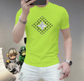 LV 這個春天，讓肌膚感受極致的溫柔與舒適！ 👕 全新男士夏季圓領蠶絲棉短袖T卹，現已優雅登場！ 🌟 精選優質蠶絲棉，柔軟透氣，輕盈貼合，讓你在炎炎夏日也能保持清爽自在。 🌟 經典圓領設計，簡約而不簡單，無論是日常出街或休閒聚會，都能輕鬆駕馭。 🌟 多種時尚色彩選擇，滿足你對個性的追求，讓每一天都充滿新鮮感。 尺寸M-5XL