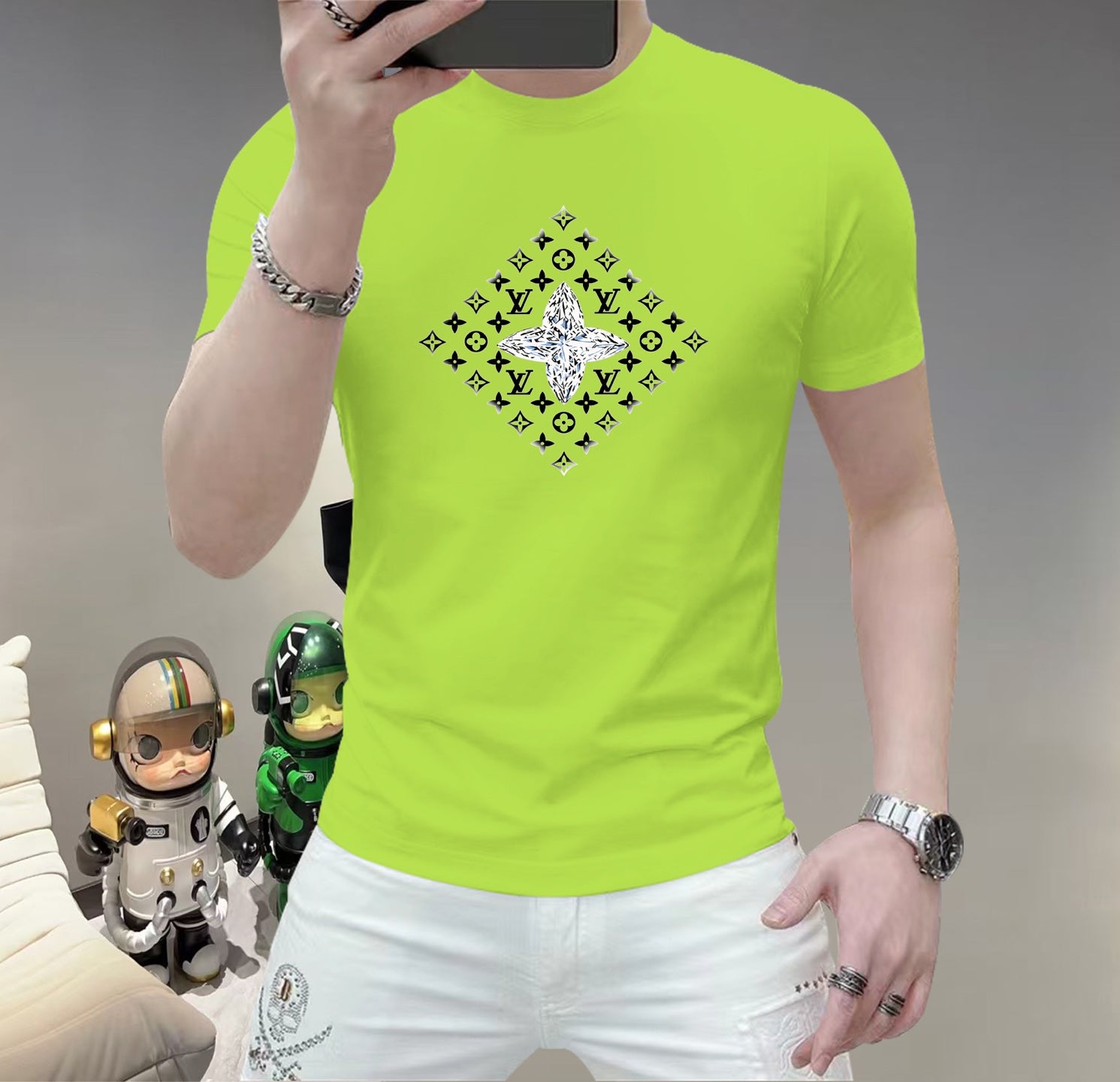 LV 這個春天，讓肌膚感受極致的溫柔與舒適！ 👕 全新男士夏季圓領蠶絲棉短袖T卹，現已優雅登場！ 🌟 精選優質蠶絲棉，柔軟透氣，輕盈貼合，讓你在炎炎夏日也能保持清爽自在。 🌟 經典圓領設計，簡約而不簡單，無論是日常出街或休閒聚會，都能輕鬆駕馭。 🌟 多種時尚色彩選擇，滿足你對個性的追求，讓每一天都充滿新鮮感。 尺寸M-5XL