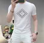LV 這個春天，讓肌膚感受極致的溫柔與舒適！ 👕 全新男士夏季圓領蠶絲棉短袖T卹，現已優雅登場！ 🌟 精選優質蠶絲棉，柔軟透氣，輕盈貼合，讓你在炎炎夏日也能保持清爽自在。 🌟 經典圓領設計，簡約而不簡單，無論是日常出街或休閒聚會，都能輕鬆駕馭。 🌟 多種時尚色彩選擇，滿足你對個性的追求，讓每一天都充滿新鮮感。 尺寸M-5XL