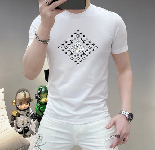 LV 這個春天，讓肌膚感受極致的溫柔與舒適！ 👕 全新男士夏季圓領蠶絲棉短袖T卹，現已優雅登場！ 🌟 精選優質蠶絲棉，柔軟透氣，輕盈貼合，讓你在炎炎夏日也能保持清爽自在。 🌟 經典圓領設計，簡約而不簡單，無論是日常出街或休閒聚會，都能輕鬆駕馭。 🌟 多種時尚色彩選擇，滿足你對個性的追求，讓每一天都充滿新鮮感。 尺寸M-5XL