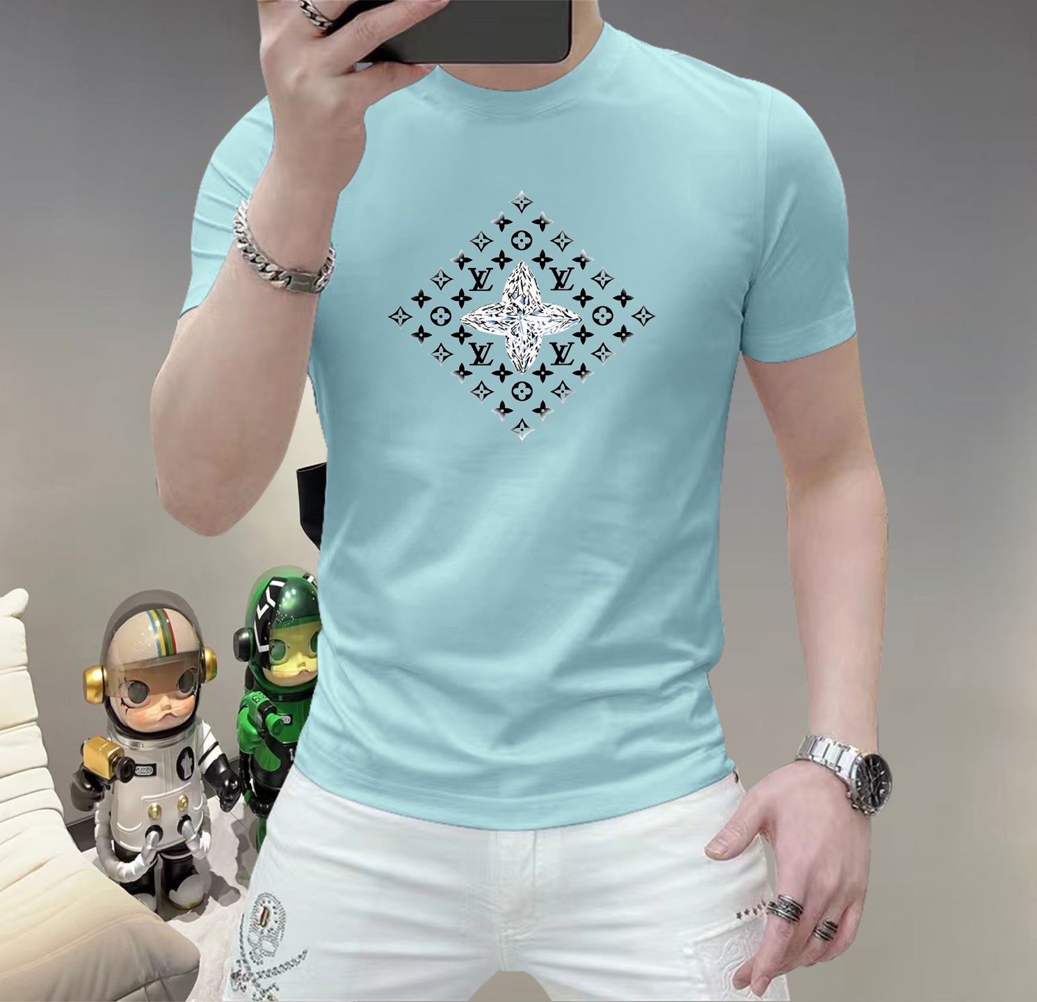 LV 這個春天，讓肌膚感受極致的溫柔與舒適！ 👕 全新男士夏季圓領蠶絲棉短袖T卹，現已優雅登場！ 🌟 精選優質蠶絲棉，柔軟透氣，輕盈貼合，讓你在炎炎夏日也能保持清爽自在。 🌟 經典圓領設計，簡約而不簡單，無論是日常出街或休閒聚會，都能輕鬆駕馭。 🌟 多種時尚色彩選擇，滿足你對個性的追求，讓每一天都充滿新鮮感。 尺寸M-5XL